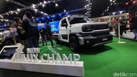 Hilux Champ dibekali tiga varian mesin, yakni bensin 4-silinder 2.000 cc dan 2.700 cc, serta diesel 4-silinder 2.400 cc. Pembekalan tersebut disalurkan ke roda melalui transmisi otomatis dan manual 5-percepatan. Foto: Septian Farhan Nurhuda / detik.com