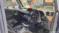 Pada bagian dalam, interior Hilux Champ terlihat cukup sederhana layaknya mobil niaga pada umumnya. Hanya saja, ada sentuhan minor yang membuatnya terlihat modern, seperti penggunaan layar berukuran minimalis di tengah, sentuhan aksen jingga, dan tulisan ‘Toyota’ yang dibuat tegas. Foto: Septian Farhan Nurhuda / detik.com