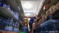 Inilah yang bisa dilihat di Kecamatan Likupang Timur, Kabupaten Minahasa Utara, Sulawesi Utara. Tepatnya di depan BRI Unit Likupang terdapat sebuah toko sembako yang juga menjadi agen BRILink. 
