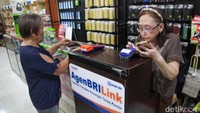 Pemiliknya, Lenny Wuisan, sudah menjadi agen BRILink sejak 6 tahun yang lalu. Meski lokasinya yang hanya beberapa meter dari bank, agen BRILink milih Lenny seakan membantu operasional dari BRI Unit Likupang. 