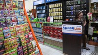 Ia pun melayani transaksi dari pukul 07.00 sampai 22.00 waktu setempat. Tentu hal ini memudahkan nasabah yang ingin melakukan transaksi mengingat jam operasional bank tutup pada pukul 15.00.