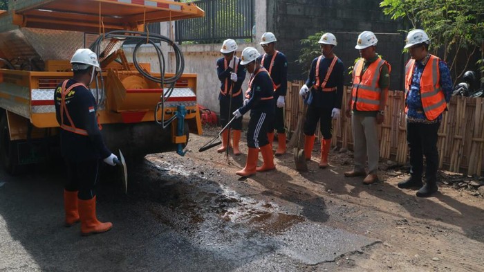 Truk alpomain saat memperbaiki jalan rusak di Probolinggo