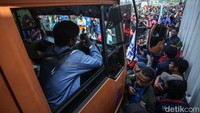 Sejumlah supir truk memaksa melintasi blokade massa buruh di Kawasan MM2100, Cikarang Barat.