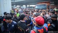 Namun massa buruh kembali memblokade jalan di Kawasan MM2100, Cikarang Barat, Kabupaten Bekasi, Kamis (30/11/2023). 