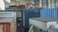 Pantauan detikcom di lokasi pukul 14.00 WIB deretan truk kembali terparkir hingga mengular. 