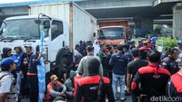 Para buruh bakal mengawal hingga para Gubernur memastikan kenaikan Upah Minimum Kabupaten/Kota (UMK) 15 persen.  