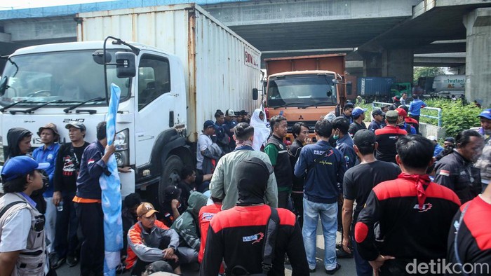 Truk Paksa Melintas, Demo Buruh di Bekasi Tegang Sejumlah truk memaksa untuk melintas agar bebas dari blokade massa buruh di Kawasan MM2100, Cikarang Barat. Ketegangan pun terjadi.