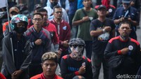 Para buruh bakal mengawal hingga para gubernur memastikan kenaikan Upah Minimum Kabupaten/Kota (UMK) 15 persen. 