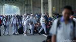 Tunggu Kenaikan Upah, Ribuan Buruh Kumpul di MM2100