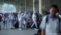 Kabag Operasional Polres Metro Bekasi AKBP Ahsanul Muqqafi mengatakan semula massa buruh berencana melakukan demo di 4 titik, yakni kawasan EJIP, Jababeka, Gobel, dan MM 2100. Namun, sejauh ini massa terkonsentrasi di 2 titik saja. 