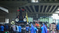 Saat ini demo berlangsung di Gobel dan MM 2100, massa merupakan elemen dari buruh yang menuntut masalah kenaikan upah minimum. 