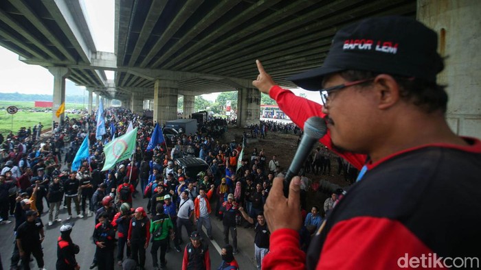 UMK 2024 Jawa Barat akan diumumkan hari ini, 30 November 2023. Buruh pun beraksi di MM 2100 untuk mengawal keputusan UMK tersebut.