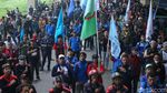Tunggu Kenaikan Upah, Ribuan Buruh Kumpul di MM2100