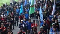 Massa dari berbagai elemen buruh berkumpul di Jalan Sumatera, Cikarang Barat, Kabupaten Bekasi, Kamis (30/11/2023).