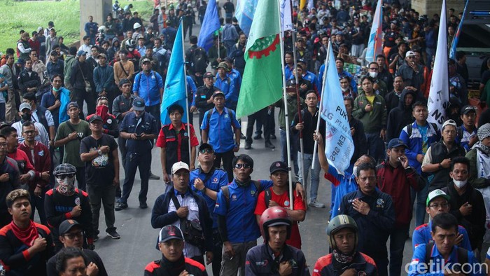 UMK 2024 Jawa Barat akan diumumkan hari ini, 30 November 2023. Buruh pun beraksi di MM 2100 untuk mengawal keputusan UMK tersebut.