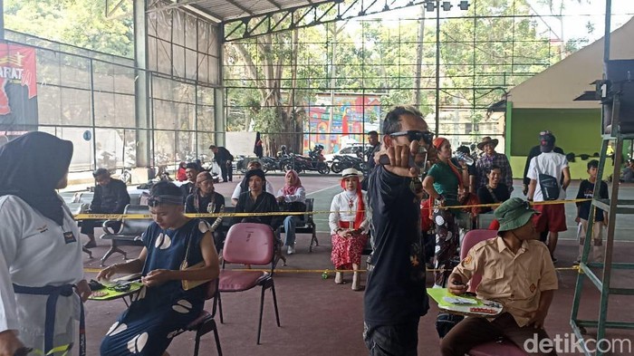 Uday saat memainkan katapel  miliknya.