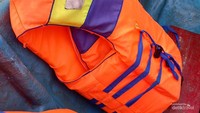 Perahu dilenkgapi dengan fasilitas safety jacket.