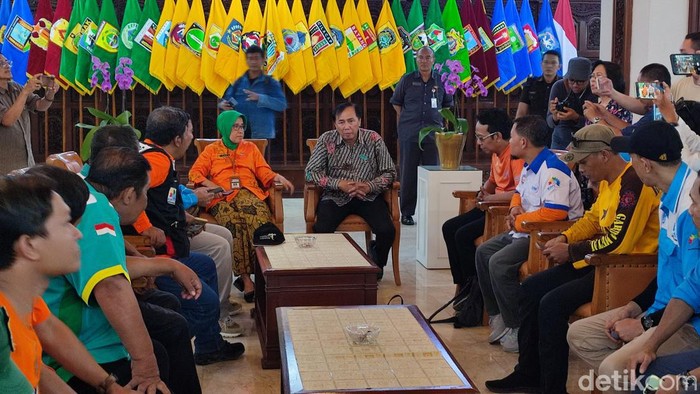 Kepala Biro Hukum Setda Jateng, Iwanudin Iskandar (baju batik) saat mendengar aspirasi buruh di Kantor Gubernur Jawa Tengah, Kamis (30/11/2023).