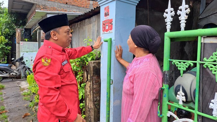 Wakil Sekretaris DPC PDIP Kota Surabaya Anas Karno saat menemui warga untuk mengampanyekan Ganjar-Mahfud Md.