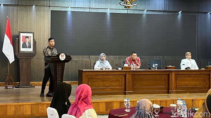 Wali Kota Solo Gibran Rakabuming Raka saat memberikan tali asih untuk Sekda Solo, Kamis (30/11/2023).