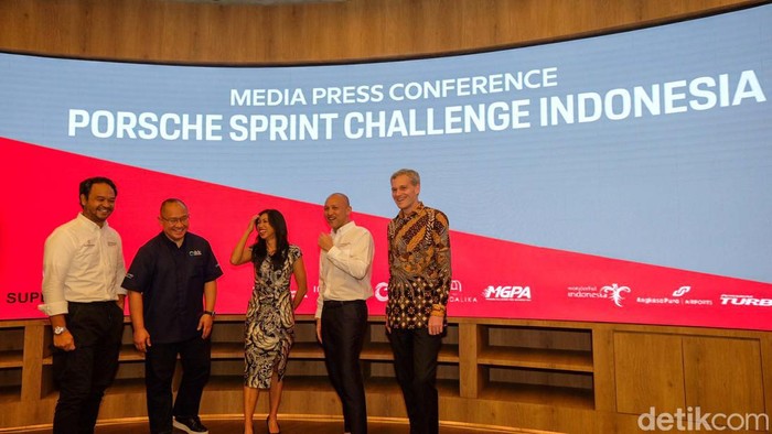 Wuss... Porsche 911 GT3 Bakal Adu Cepat di Sirkuit Mandalika Porsche Sprint Challenge bakal digelar di Sirkuit Mandalika, NTB. Ini merupakan ajang balap khusus mobil sport Porsche 911 GT3 yang digelar di berbagai belahan dunia.