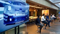 CEO Superstars Motorsport Bagoes Hermanto, Direktur Operasi ITDC Troy Warokka, Direktur Marketing InJourney Maya Watono, Wakil Ketua IMI Indonesia Ananda Mikola, GM Porsche Indonesia Alex Riedel memberikan keterangan pers soal Porsche Sprint Challenge di Jakarta, Kamis (30/11/2023).