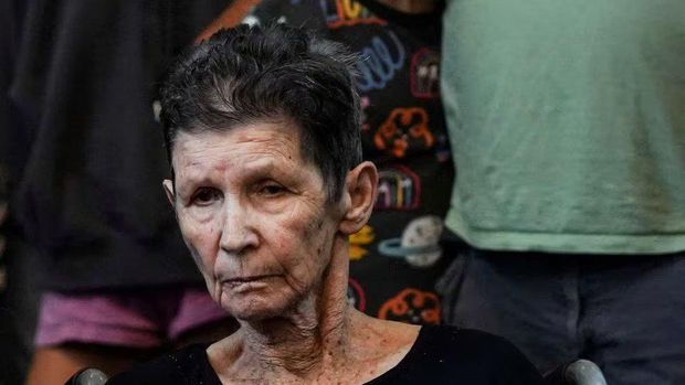 Yocheved Lifshitz, 85, an Israeli grandmother who was held hostage in Gaza looks on after being released by Hamas militants, at Ichilov Hospital in Tel Aviv, Israel October 24, 2023. REUTERS/Janis Laizans/File Photo Acquire Licensing Rights