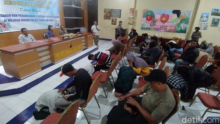 26 anak yang ikut dalam rombongan pelajar membawa sajam di Magelang dihukum sungkem ke orang tua masing-masing. 5 di antaranya dinyatakan tersangka dan ditahan.