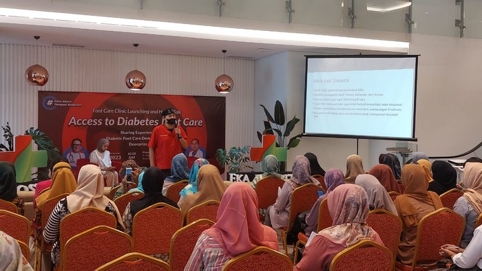 Eka Hospital Bekasi Gaungkan Perawatan Kaki Diabetes