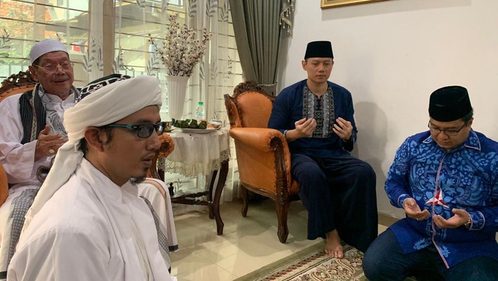 AHY menyambangi rumah mantan Rais Syuriah PWNU DKI KH Maulana Kemal Yusuf