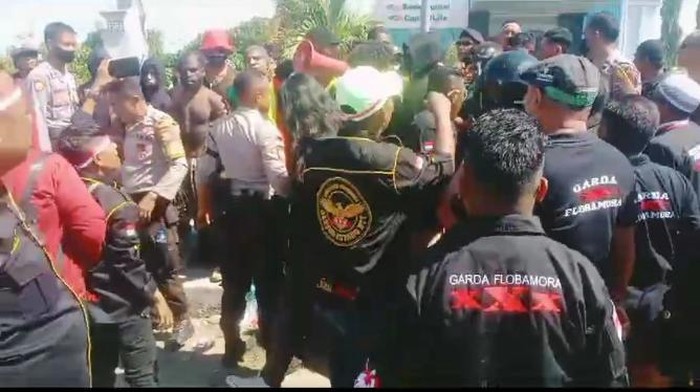 Aksi unjuk rasa mahasiswa Papua di Kupang berujung ricuh.