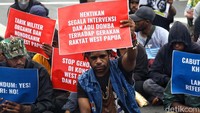 Massa dari berbagai elemen masyarakat seperti Front Rakyat Indonesia untuk West Papua (FRI-WP), Aliansi Mahasiswa Papua (AMP) dan Asosiasi Mahasiswa Pegunungan Tengah Papua Indonesia (AMPTPI) menggelar aksi unjuk rasa di kawasan Patung Kuda, Jl Medan Merdeka Barat, Jumat (1/12/2023).