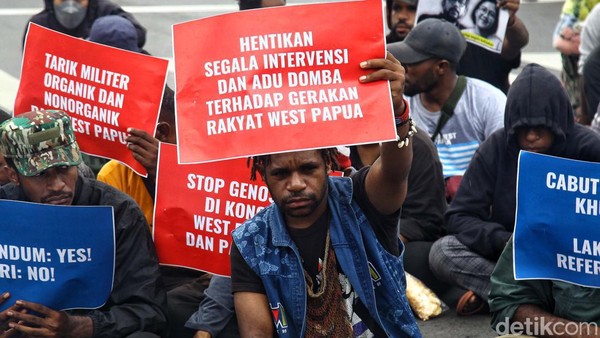 Aksi Warga Papua di Patung Kuda Jakarta