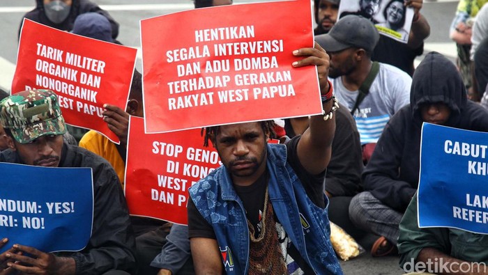 Aksi Warga Papua di Patung Kuda Jakarta Sejumlah warga Papua berdemo di Patung Kuda Jakarta. Mereka menuntut pemerintah untuk menghormati hak penentuan nasib sendiri bagi rakyat West Papua.