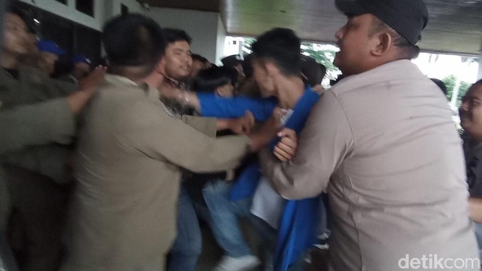Aktivis mahasiswa terlibat kericuhan dengan aparat keamanan.