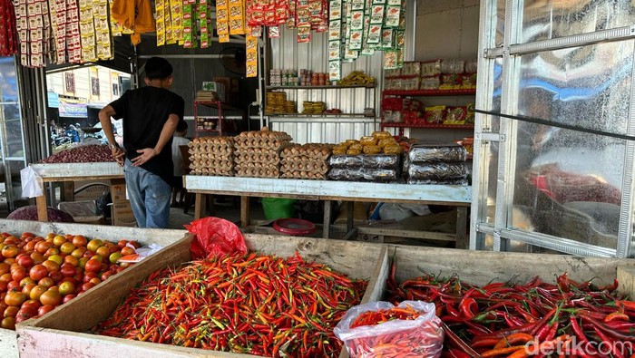 Aktivitas pedagang di Pasar Bajoe Bone.