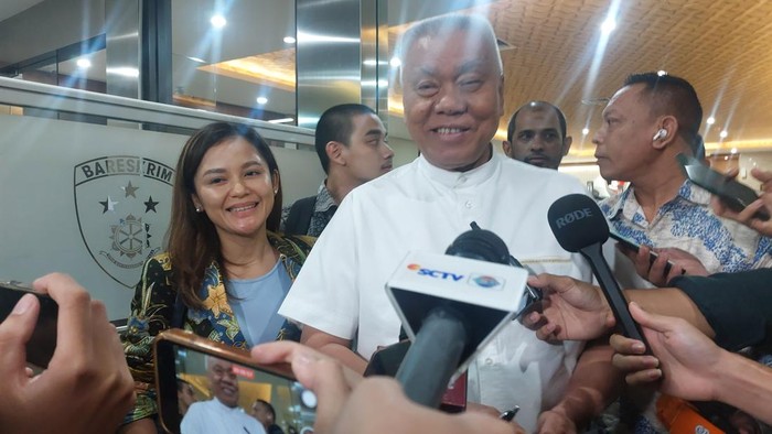 Alex Tirta usai diperiksa (Rumondang/detikcom)