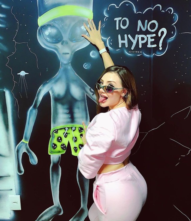 Wanita tersebut jadi perbincangan setelah mengungkap punya hubungan dengan Neymar. Aline mengunggah screenshot yang diduga percakapan antara mereka. Dalam unggahannya, Neymar tampak mengiriminya pesan dan bertanya, Apakah ada foto tanpa busana?. Wanita asal Portugal tersebut lalu mengatakan ia punya beberapa. Foto: Dok. Instagam Aline Farias