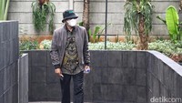 Pantauan detikcom di Gedung KPK, Jakarta Selatan, Jumat (1/12/2023), Pius datang sekitar pukul 09.53 WIB. Pius tampak mengenakan jaket cokelat dan kemeja batik.