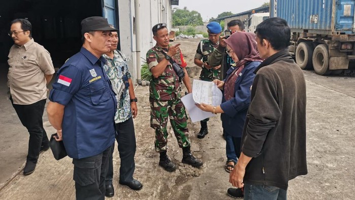 Aparat gerebek pabrik penjernihan minyak jelantah untuk dijual di Bogor, Jawa Barat.