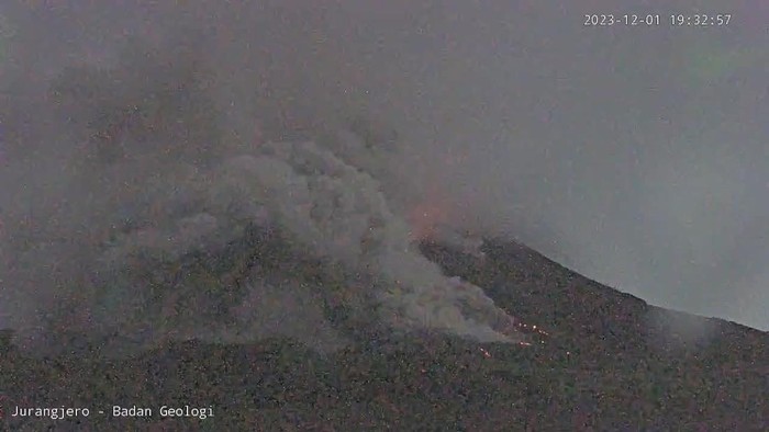Awan panas Gunung Merapi petang ini, Jumat (1/12/2023).