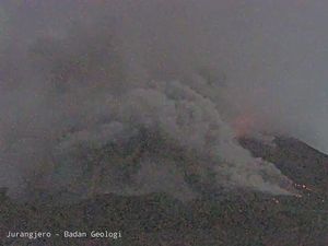 Gunung Merapi Luncurkan Awan Panas 2 Km Arah Kali Bebeng Malam Ini