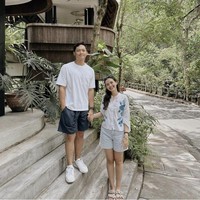 Pria kelahiran tahun 2000 ini berpose bersama sang pacar di berbagai momen tertentu mulai dari liburan, merayakan Idul Fitri bersama, hingga acara keluarga lainnya. Foto: Instagram Azriel Hermansyah, Sarah Menzel