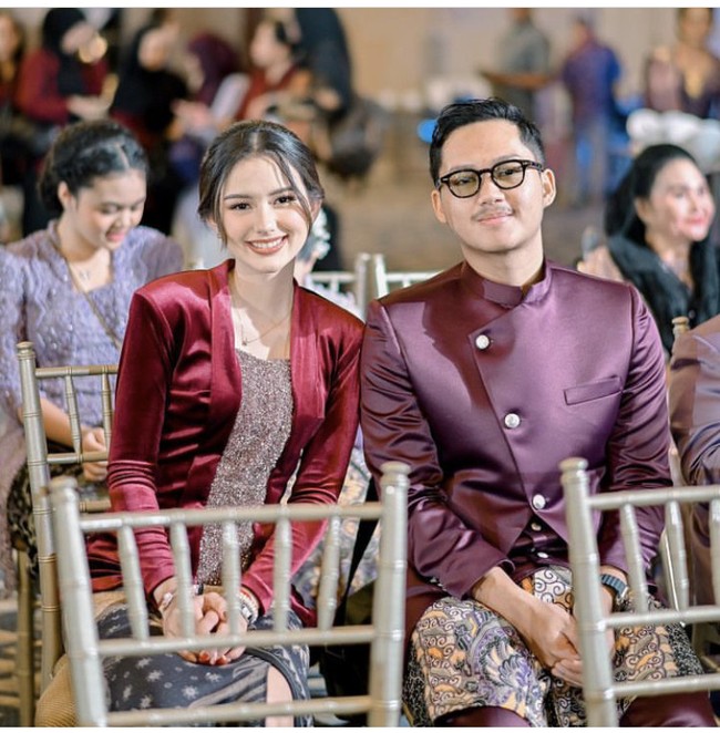 Banyak netizen mengagumi keduanya dan mendoakan hubungan Azriel bersama pacarnya langgeng. “Azriel tipe cowok setia. Suka gaya Azriel, kalem berwibawa,” komentar netizen. Foto: Instagram Azriel Hermansyah, Sarah Menzel