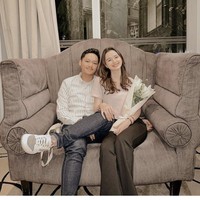 Melalui akun Instagram pribdinya Sarah kerap membagikan kebersamaannya dengan Azriel. Keduanya diketahui sudah berpacaran sejak tahun 2020. Foto: Instagram Azriel Hermansyah, Sarah Menzel