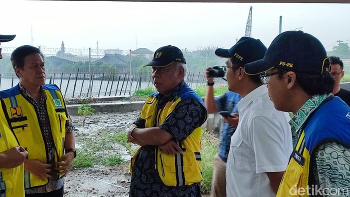 Menteri PUPR Basuki Hadimuljono saat meninjau rusaknya rumah pompa di Semarang, yang menyebabkan banjir, Jumat (1/12/2023).