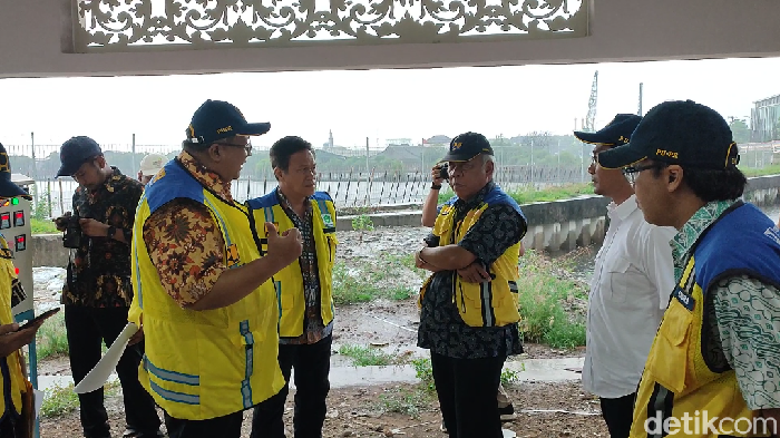 Menteri PUPR Basuki Hadimuljono saat meninjau rumah pompa di Semarang, Jumat (1/12/2023).