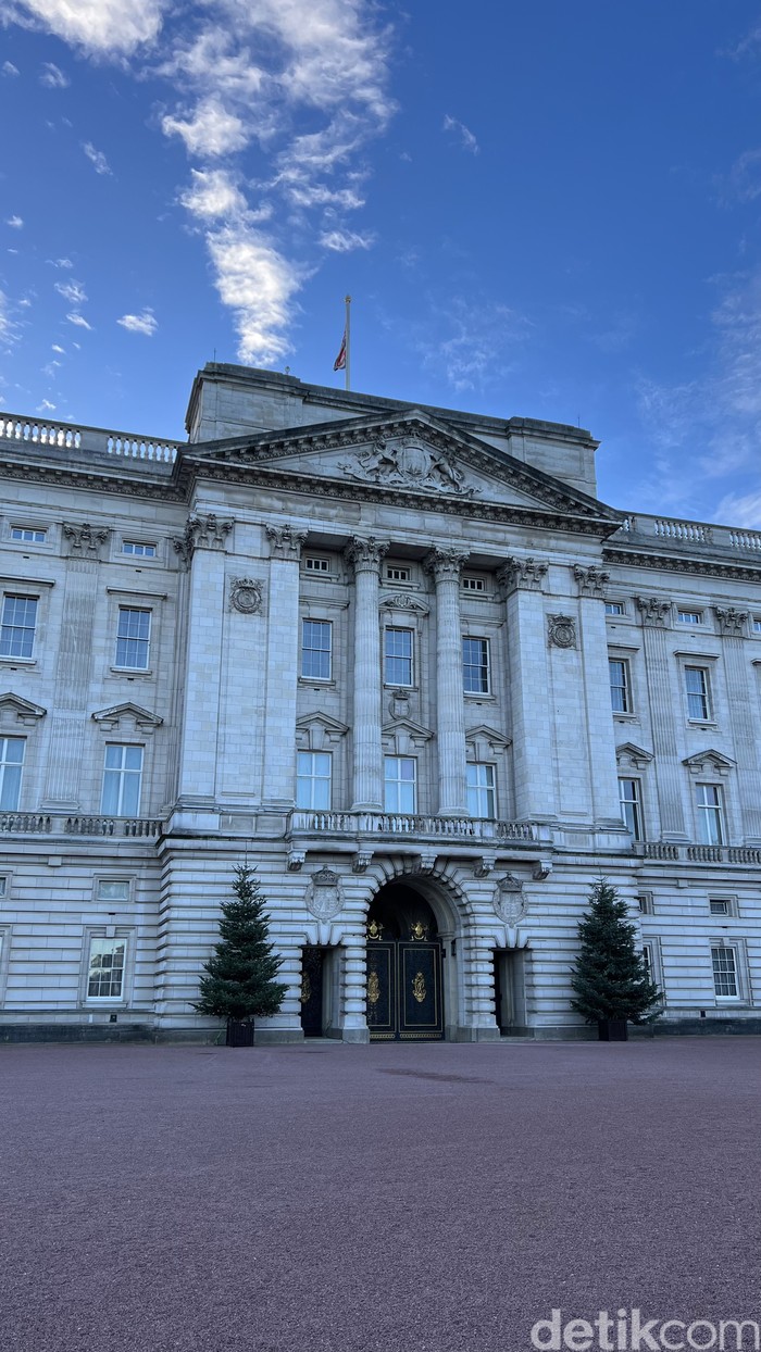 Belum ke London Kalau Tidak ke Istana Buckingham Istana Buckingham menjadi magnet bagi para wisatawan di London. Yuk kita tengok istana kebanggaan rakyat Inggris tersebut.