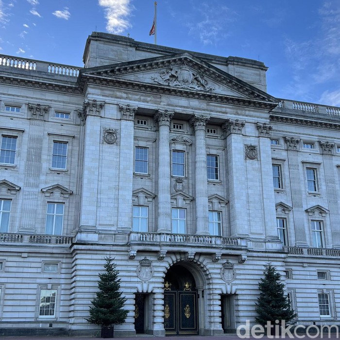 Istana Buckingham menjadi magnet bagi para wisatawan di London. Yuk kita tengok istana kebanggaan rakyat Inggris tersebut.