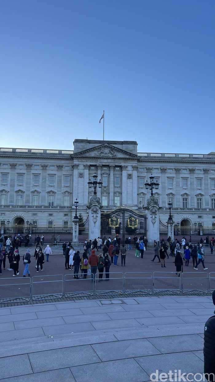 Belum ke London Kalau Tidak ke Istana Buckingham Istana Buckingham menjadi magnet bagi para wisatawan di London. Yuk kita tengok istana kebanggaan rakyat Inggris tersebut.